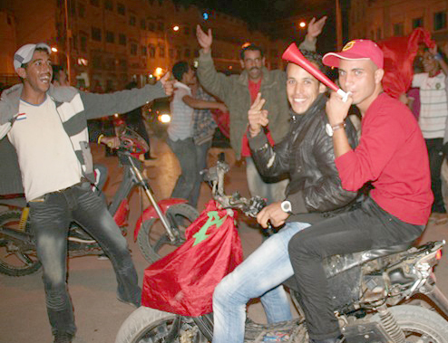  جماهير مدينة الدريوش يخرجون إلى الشوارع للتعبير عن فرحتهم بتأهل الأسود إلى كأس افريقيا 3339181-4793382