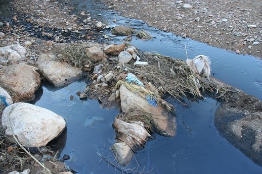 بني أوليشك / الدريوش : مخلفات معصرة زيتون " حديفة " تحول حياة عدد من الأسر إلى جحيم بجماعة وردانة