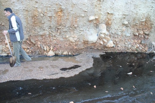 بني أوليشك / الدريوش : مخلفات معصرة زيتون " حديفة " تحول حياة عدد من الأسر إلى جحيم بجماعة وردانة