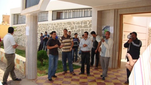 معطلو تمسمان في وقفة إنذارية أمام جماعة بودينار لمطالبة المسؤولين بتنفيذ الوعود معطلو تمسمان في وقفة إنذارية أمام جماعة بودينار لمطالبة المسؤولين بتنفيذ الوعود