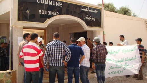 معطلو تمسمان في وقفة إنذارية أمام جماعة بودينار لمطالبة المسؤولين بتنفيذ الوعود معطلو تمسمان في وقفة إنذارية أمام جماعة بودينار لمطالبة المسؤولين بتنفيذ الوعود