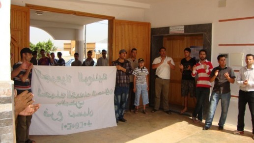 معطلو تمسمان في وقفة إنذارية أمام جماعة بودينار لمطالبة المسؤولين بتنفيذ الوعود معطلو تمسمان في وقفة إنذارية أمام جماعة بودينار لمطالبة المسؤولين بتنفيذ الوعود