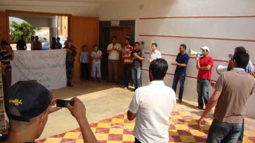 معطلو تمسمان في وقفة إنذارية أمام جماعة بودينار لمطالبة المسؤولين بتنفيذ الوعود معطلو تمسمان في وقفة إنذارية أمام جماعة بودينار لمطالبة المسؤولين بتنفيذ الوعود