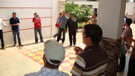 معطلو تمسمان في وقفة إنذارية أمام جماعة بودينار لمطالبة المسؤولين بتنفيذ الوعود معطلو تمسمان في وقفة إنذارية أمام جماعة بودينار لمطالبة المسؤولين بتنفيذ الوعود