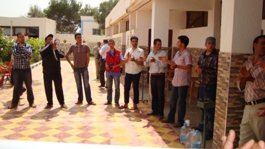 معطلو تمسمان في وقفة إنذارية أمام جماعة بودينار لمطالبة المسؤولين بتنفيذ الوعود معطلو تمسمان في وقفة إنذارية أمام جماعة بودينار لمطالبة المسؤولين بتنفيذ الوعود