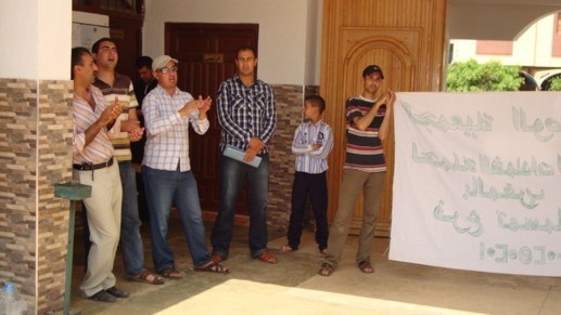 معطلو تمسمان في وقفة إنذارية أمام جماعة بودينار لمطالبة المسؤولين بتنفيذ الوعود معطلو تمسمان في وقفة إنذارية أمام جماعة بودينار لمطالبة المسؤولين بتنفيذ الوعود