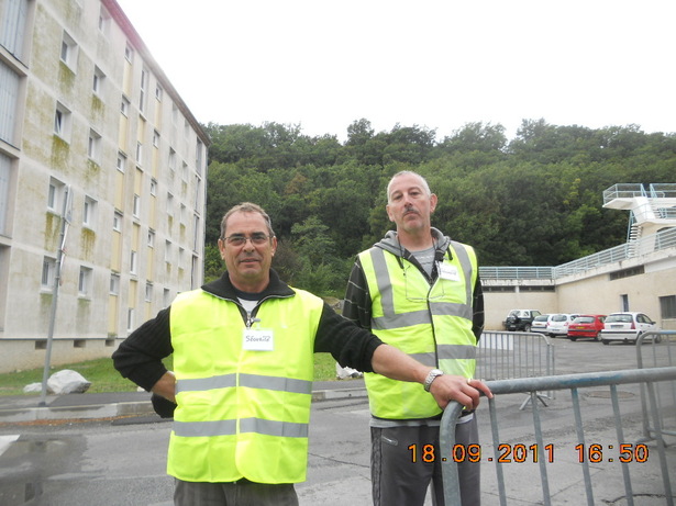 Deux des responsables de l'amicale des locataires de Beaulieu qui pendant 4 jours ont assuré la réglementation du stationnement aux abords du stade P Lanza .