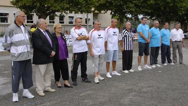 Larbitre Jean Saletti entourant les finalistes