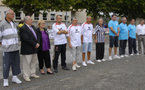 Larbitre Jean Saletti entourant les finalistes