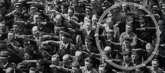 L'homme qui refusa de faire le salut nazi. L'homme qui refusa de faire le salut nazi.