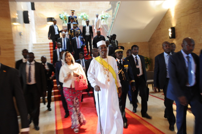 Le chef de l'Etat escorté vers la sortie à la fin de son investiture. Alwihda Info/M.R.