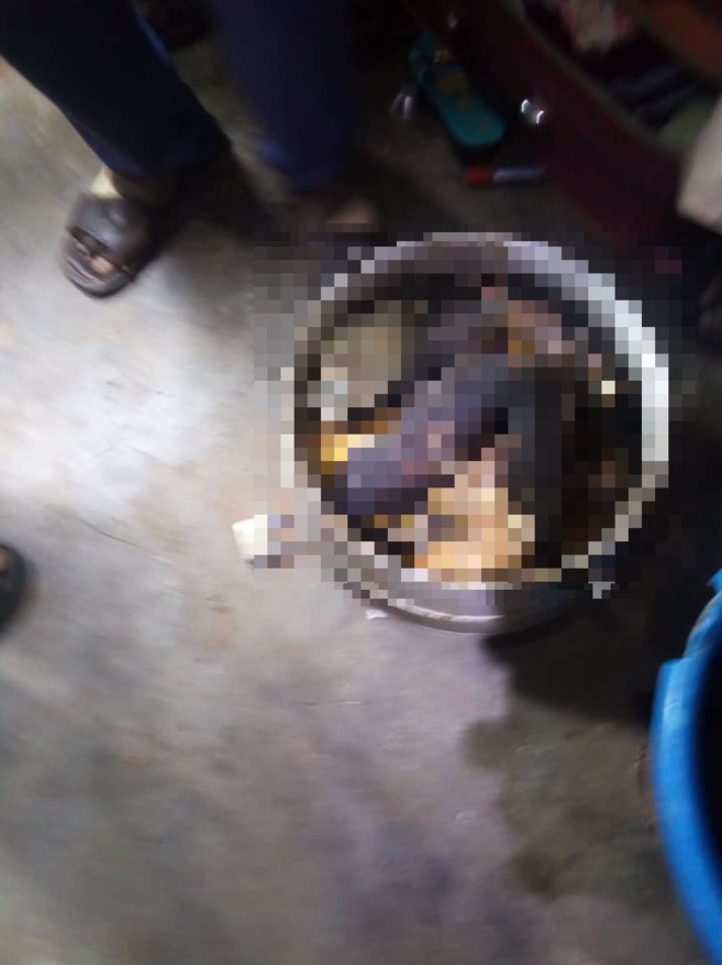 Cameroun : une mère égorge ses deux fillettes et cuisine les corps dans une marmite Cameroun : une mère égorge ses deux fillettes et cuisine les corps dans une marmite