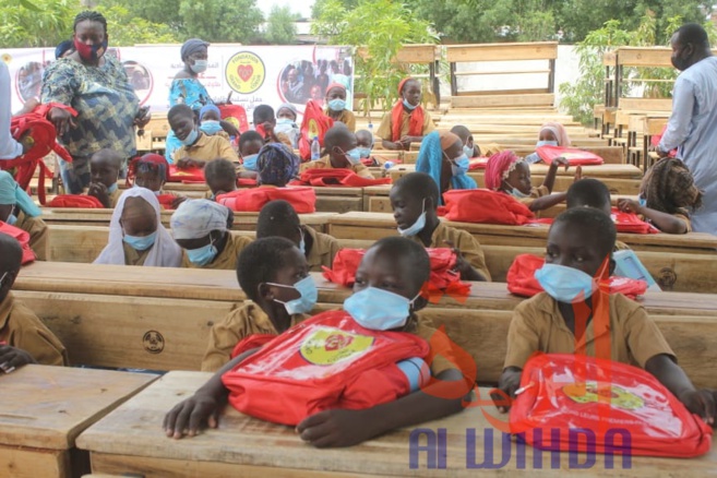 Tchad : la Fondation Grand Coeur remet 23.000 tables-bancs et 37.000 kits scolaires pour la rentrée. © Ben Kadabio/Alwihda Info Tchad : la Fondation Grand Coeur remet 23.000 tables-bancs et 37.000 kits scolaires pour la rentrée. © Ben Kadabio/Alwihda Info