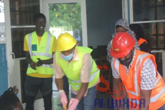 Tchad : des jeunes volontaires nettoient l'université virtuelle pour faciliter la reprise. © Ben Kadabio/Alwihda Info