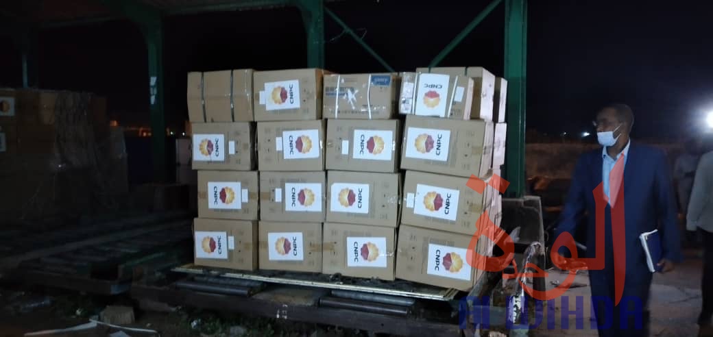 Covid-19 : Le Tchad réceptionne un don de la CNPC à l'aéroport de N'Djamena. © Malick Mahamat/Alwihda Info