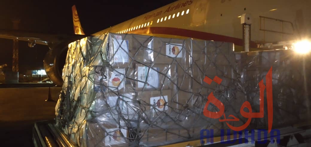 Covid-19 : Le Tchad réceptionne un don de la CNPC à l'aéroport de N'Djamena. © Malick Mahamat/Alwihda Info