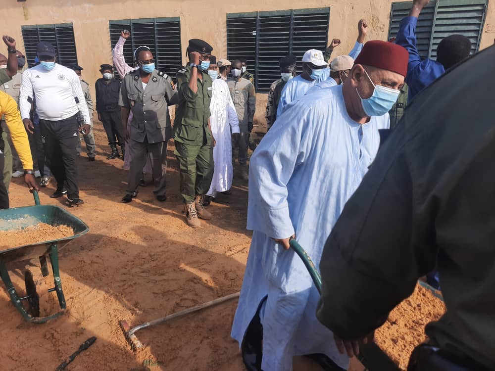 Tchad : ​la Police nationale lance une opération citoyenne de salubrité dans une école. © Djimet Wiche/Alwihda Info