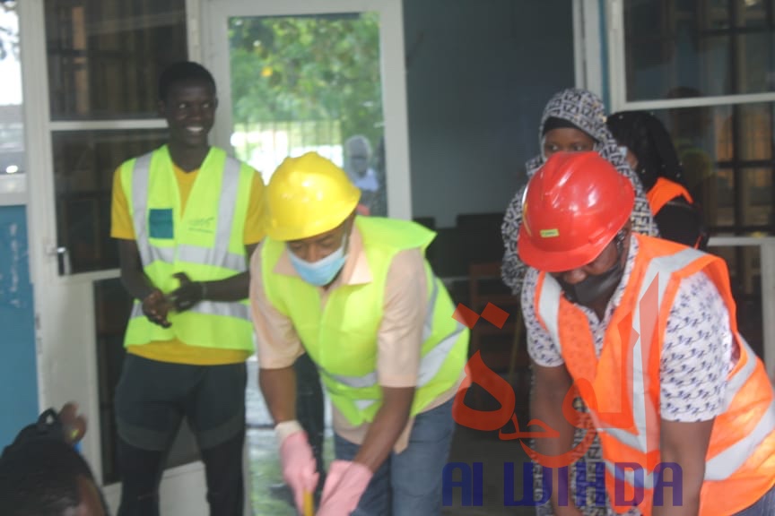 Tchad : des jeunes volontaires nettoient l'université virtuelle pour faciliter la reprise. © Ben Kadabio/Alwihda Info