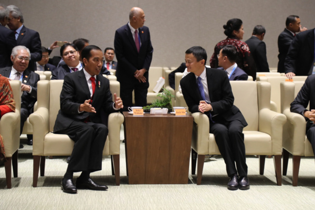 Indonesian President Joko Widodo (left) talks with Alibaba CEO Jack Ma (right). (Photo: Alibaba) Indonesian President Joko Widodo (left) talks with Alibaba CEO Jack Ma (right). (Photo: Alibaba)
