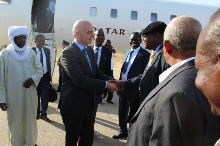 Le Président de la FIFA accueilli à sa descente d'avion au Tchad. Alwihda Info Le Président de la FIFA accueilli à sa descente d'avion au Tchad. Alwihda Info