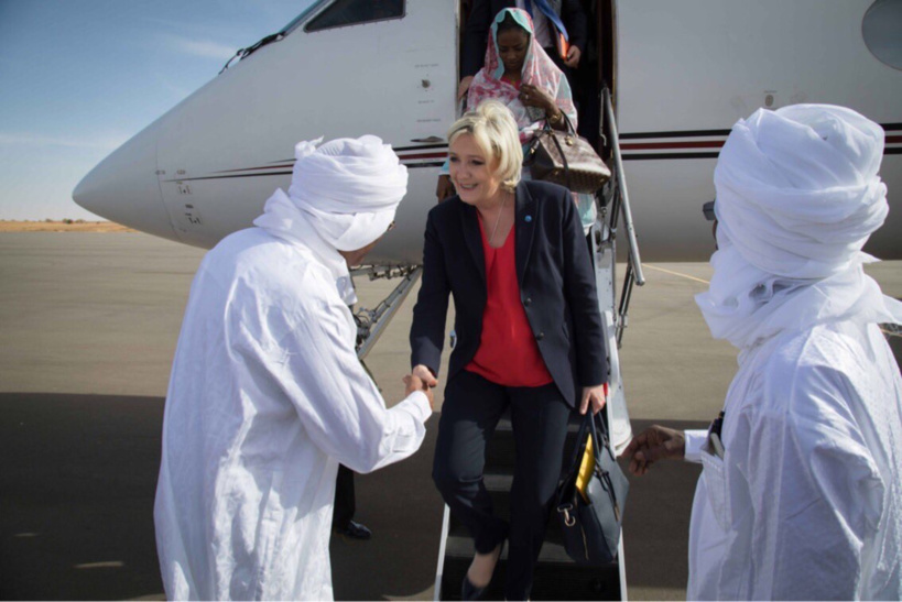 Marine Le Pen, à sa decente d'avion à Am Djarass. Crédit photo : Marine Le Pen Marine Le Pen, à sa decente d'avion à Am Djarass. Crédit photo : Marine Le Pen