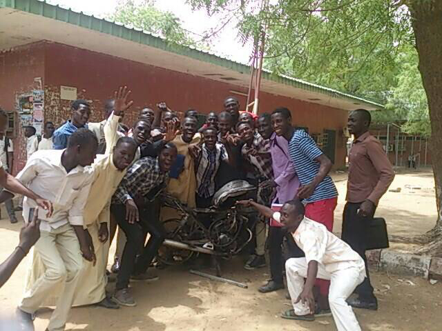 Tchad : Des étudiants manifestent et brûlent une moto à Ardep Djoumal