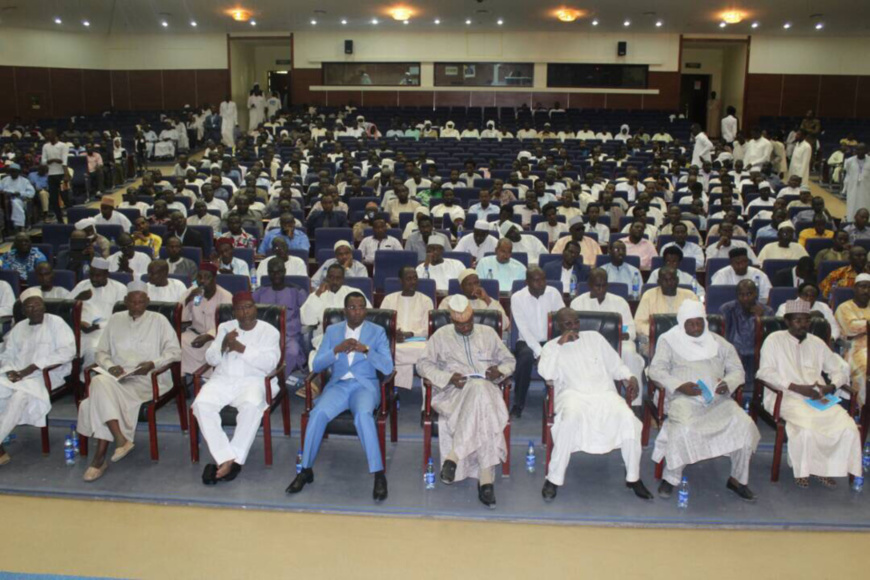 Le jeune cadre et chercheur, Issa Mahamat Abdelmahmout, a présenté, hier, samedi soir, au Palais du 15 janvier, lors d'une cérémonie, le lancement officiel de son livre. Alwihda Info Le jeune cadre et chercheur, Issa Mahamat Abdelmahmout, a présenté, hier, samedi soir, au Palais du 15 janvier, lors d'une cérémonie, le lancement officiel de son livre. Alwihda Info
