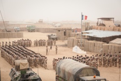 Des officiers tchadiens et américains décorés par la Force Barkhane