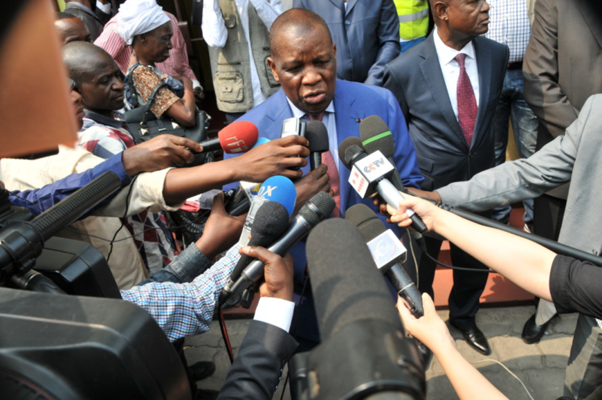 Henri Bouka devant la presse