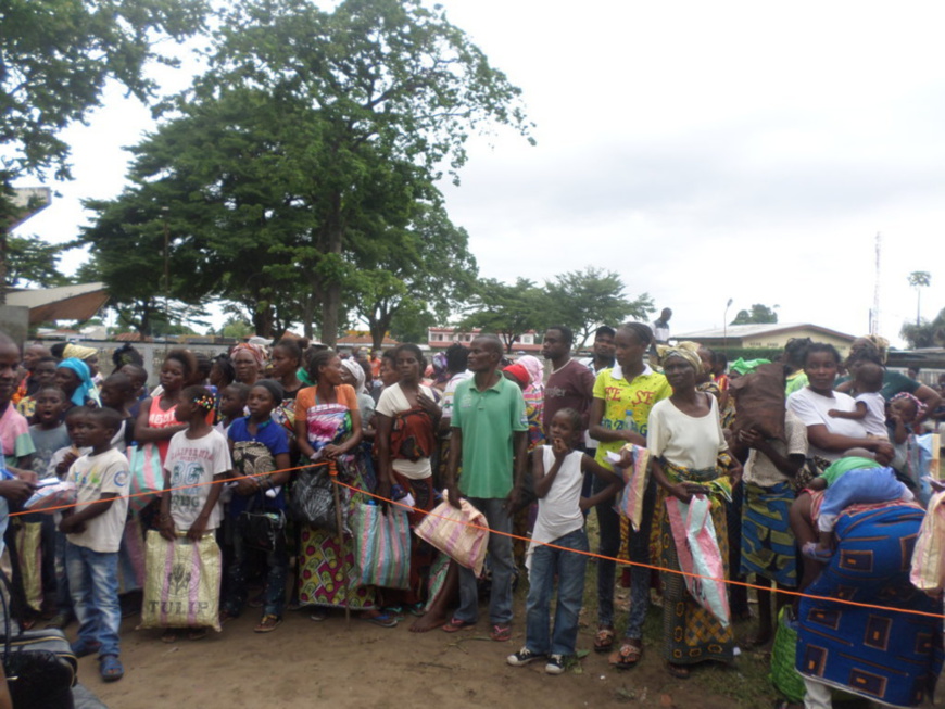 Des déplacés du Pool attendant la distribution des vivres