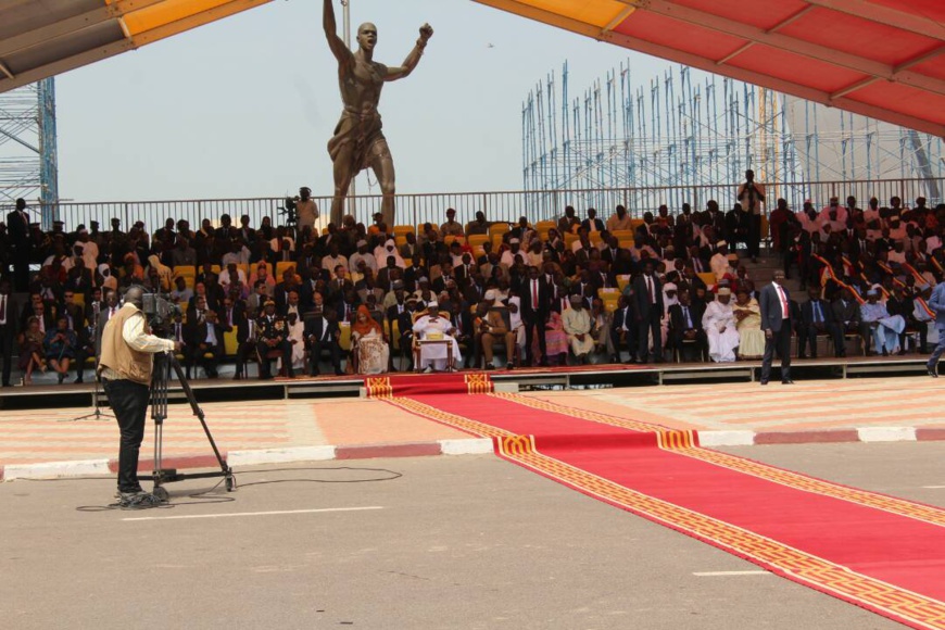 La tribune officielle ce vendredi 11 août à la Place de la Nation, N'Djamena. Alwihda Info/D.W. La tribune officielle ce vendredi 11 août à la Place de la Nation, N'Djamena. Alwihda Info/D.W.