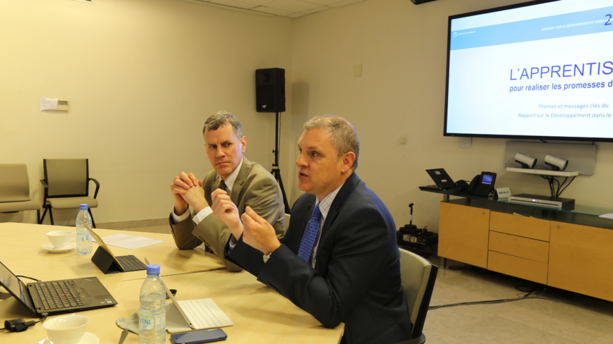 Deon Filmer (veste sombre) et Halsey Rogers, économistes principaux à la Banque mondiale. Deon Filmer (veste sombre) et Halsey Rogers, économistes principaux à la Banque mondiale.