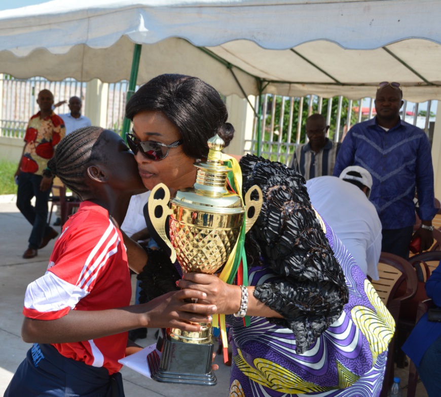 Mme Georgette Okemba, remettant le trophée en compétition Mme Georgette Okemba, remettant le trophée en compétition
