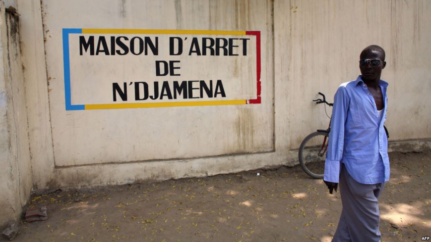 Un Tchadien devant une prison à N'Djamena, le 9 novembre 2007. Crédits photo : VOA Afrique Un Tchadien devant une prison à N'Djamena, le 9 novembre 2007. Crédits photo : VOA Afrique