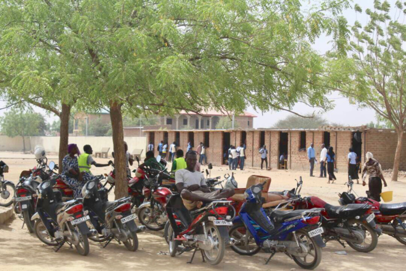 Tchad : L’ASEAT offre un don de 100 livres aux élèves du Lycée de Gassi