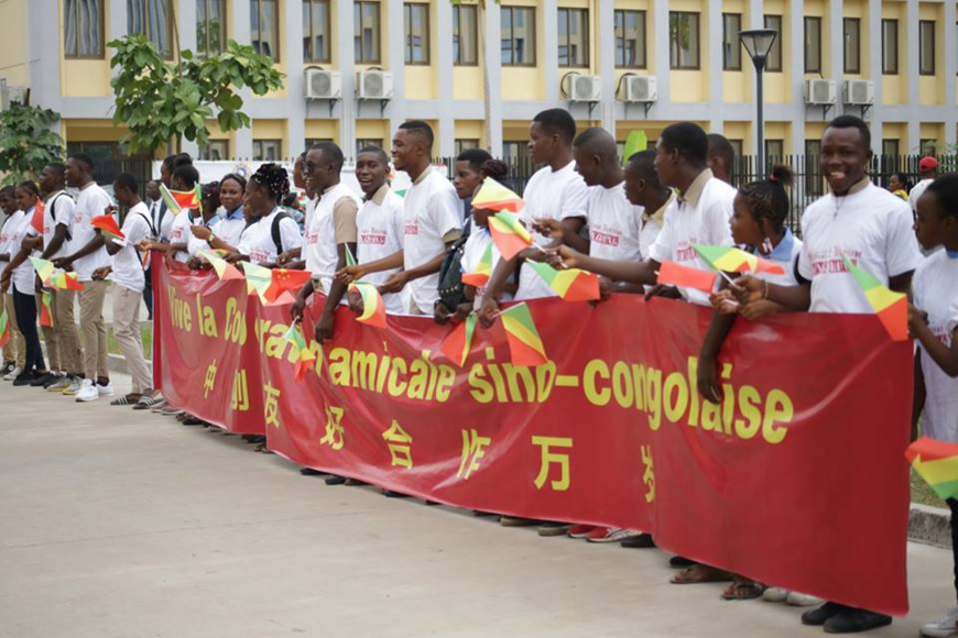 Les élèves du Lycée de la Révolution-Gampo Olilou à l'accueil de Wang Yang. Les élèves du Lycée de la Révolution-Gampo Olilou à l'accueil de Wang Yang.