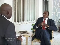 Prof.Jean Claude Shanda Tonme face à la presse Prof.Jean Claude Shanda Tonme face à la presse