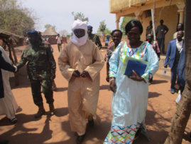 La présidente de l’AFDS, le sous-Préfet de Tapol et d'autres invités visitent le magasin de stock des semences de ladite association.