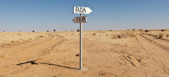 Un panneau indiquant des directions vers les villes de Fada et Faya. Crédits photo : tekenessi.fr