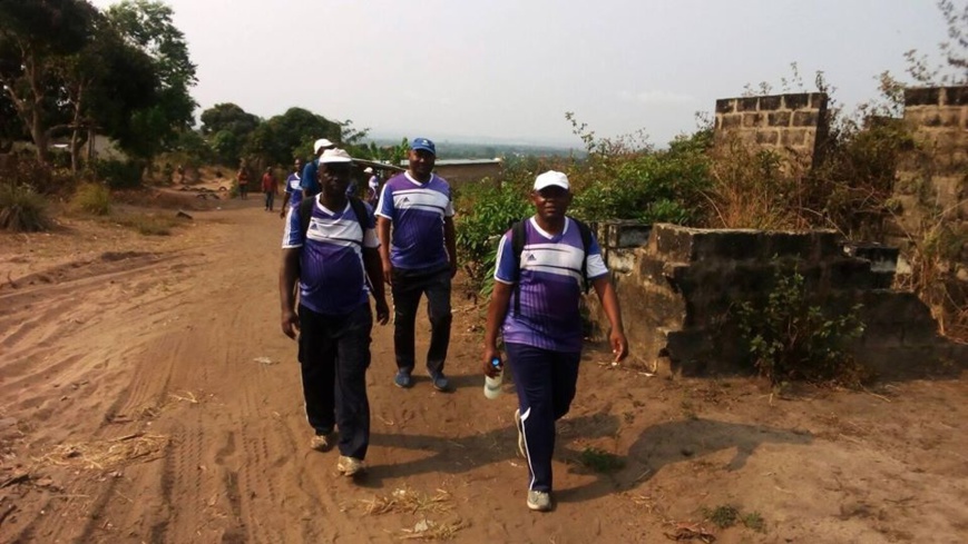 Le club "Aquarium", au cours de sa randonnée pédestre. Le club "Aquarium", au cours de sa randonnée pédestre.