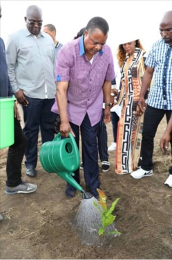 Denis Sassou N'Guesso se conformant au rituel. Denis Sassou N'Guesso se conformant au rituel.
