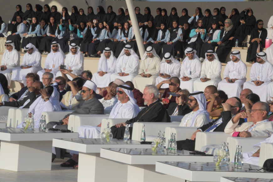 Saif bin Zayed assiste à l'approbation de la Déclaration d'Abou Dhabi par les leaders religieux à Wahat Al Karama Saif bin Zayed assiste à l'approbation de la Déclaration d'Abou Dhabi par les leaders religieux à Wahat Al Karama