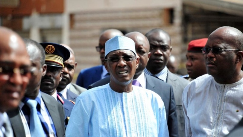 Le président tchadien Idriss Déby Itno (c) aux côtés de son homologue burkinabè Christian Kaboré (d), sur les lieux de l'attentat à Ouagadougou, le 21 janvier 2016. © Crédit AHMED OUOBA / AFP