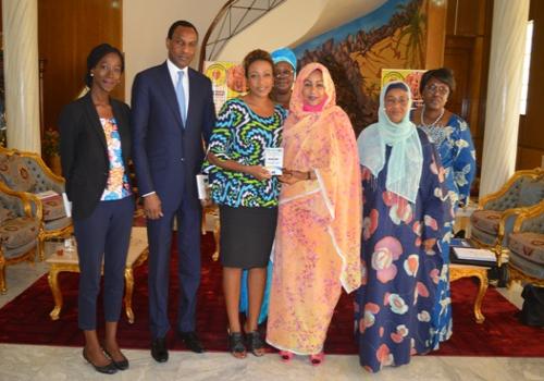 La Première Dame Hinda Déby a accordé une audience le mardi 4 décembre 2018 à la directrice du département genre, femmes et société civile à la Banque africaine de développement (BAD), Mme Vanessa Moungar. © PR