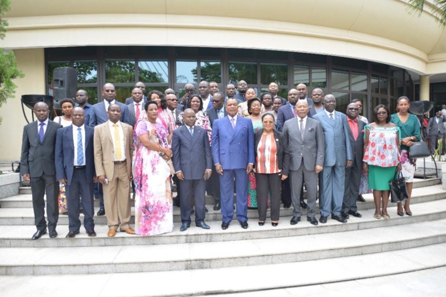 Denis Sassou NGuesso (au milieu) et les parlementaires de la CIRGL