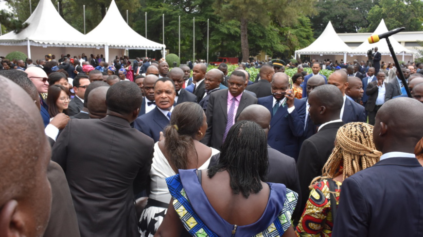 Denis Sassou N'Guesso communiant avec les forces vives.