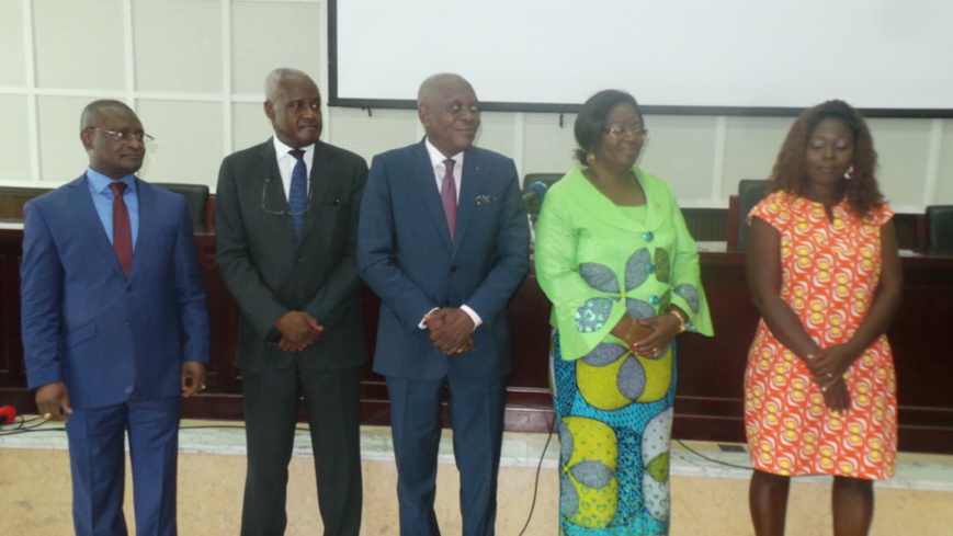 Eteka-Yemet ( 1er à gauche) et son bureau. Eteka-Yemet ( 1er à gauche) et son bureau.