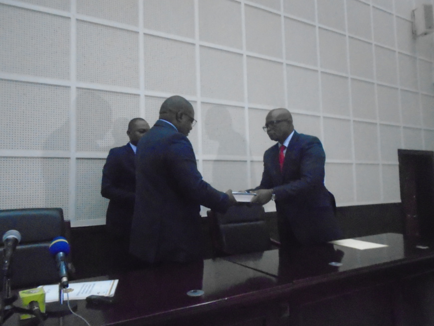 Rituel d'intronisation ministre Bininga (à gauche) et inspecteur Yobo (à droite). Rituel d'intronisation ministre Bininga (à gauche) et inspecteur Yobo (à droite).