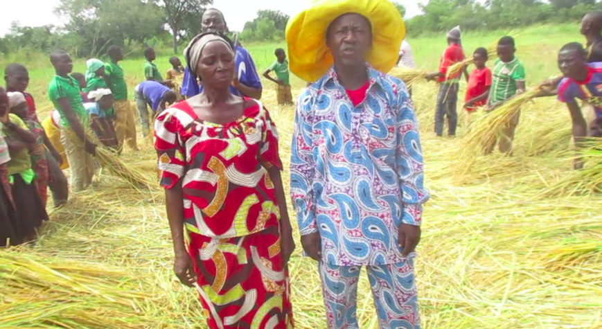 La présidente de l’AFDS et le sous-Préfet de Tapol en visite dans le magasin de ladite Association.