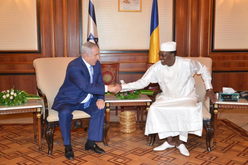 Poignée de main entre Idriss Déby (droite) et Netanyahu (gauche) à N'Djamena. Poignée de main entre Idriss Déby (droite) et Netanyahu (gauche) à N'Djamena.